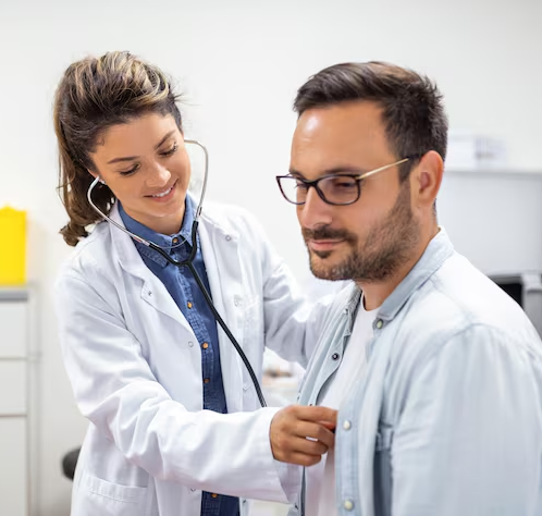 Médico consultando paciente